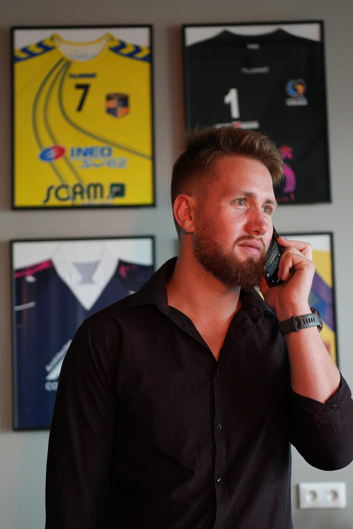 Valentin Brule-Hudreaux au téléphone avec un client