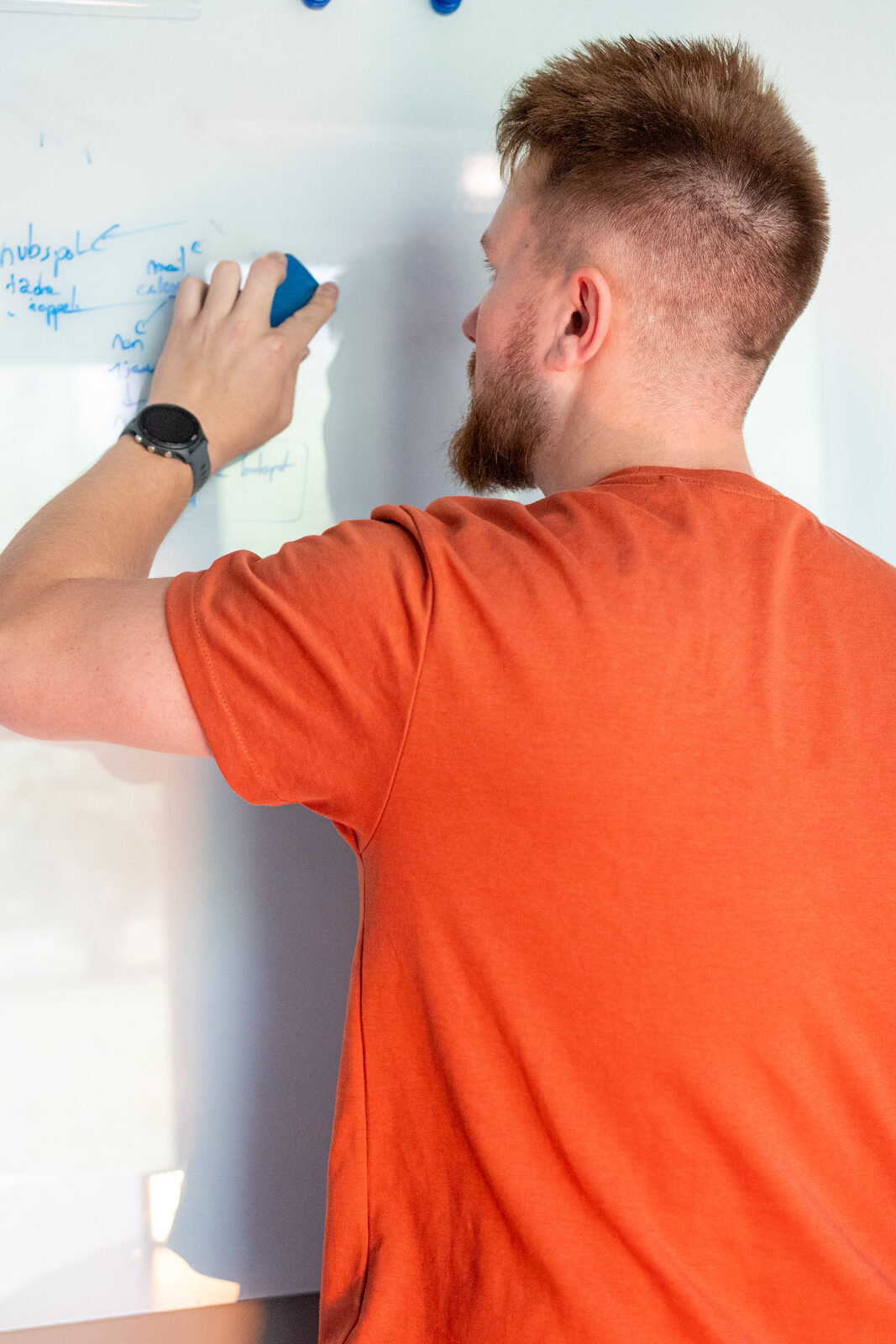 Valentin Brule-Hudreaux en formation, animant un atelier au whiteboard